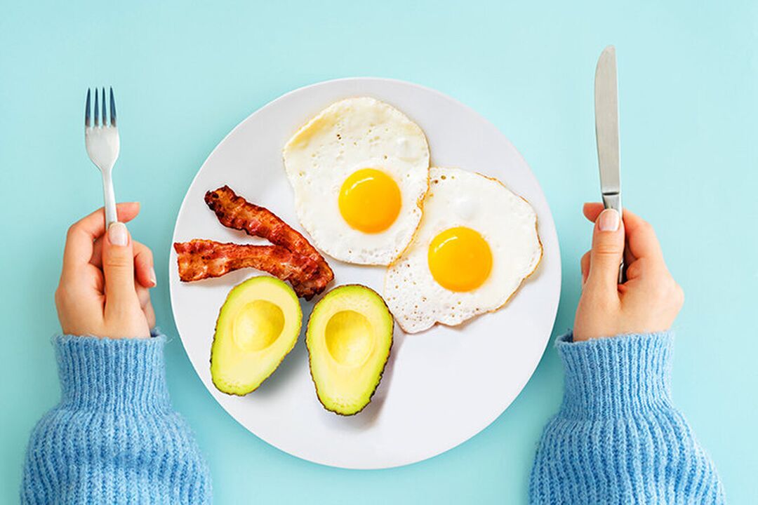 Das perfekte Frühstück auf dem Keto-Diät-Menü – Eier mit Speck und Avocado