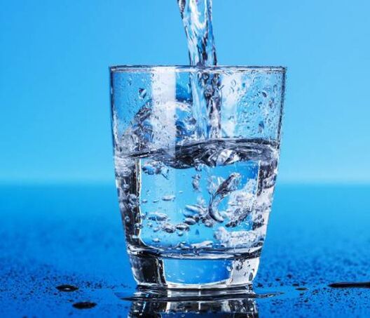 Trinkwasser ist die Hauptregel zum Abnehmen in einer Woche