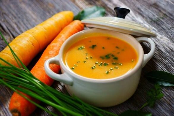 Kartoffel-Karotten-Suppenpüree im Menü einer schonenden Diät bei Gastritis
